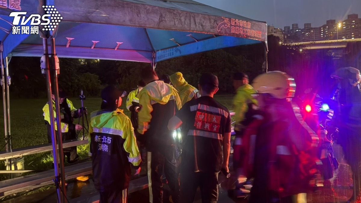 暴雨襲擊!新店溪2男「受困沙洲30米」 36警消急救援