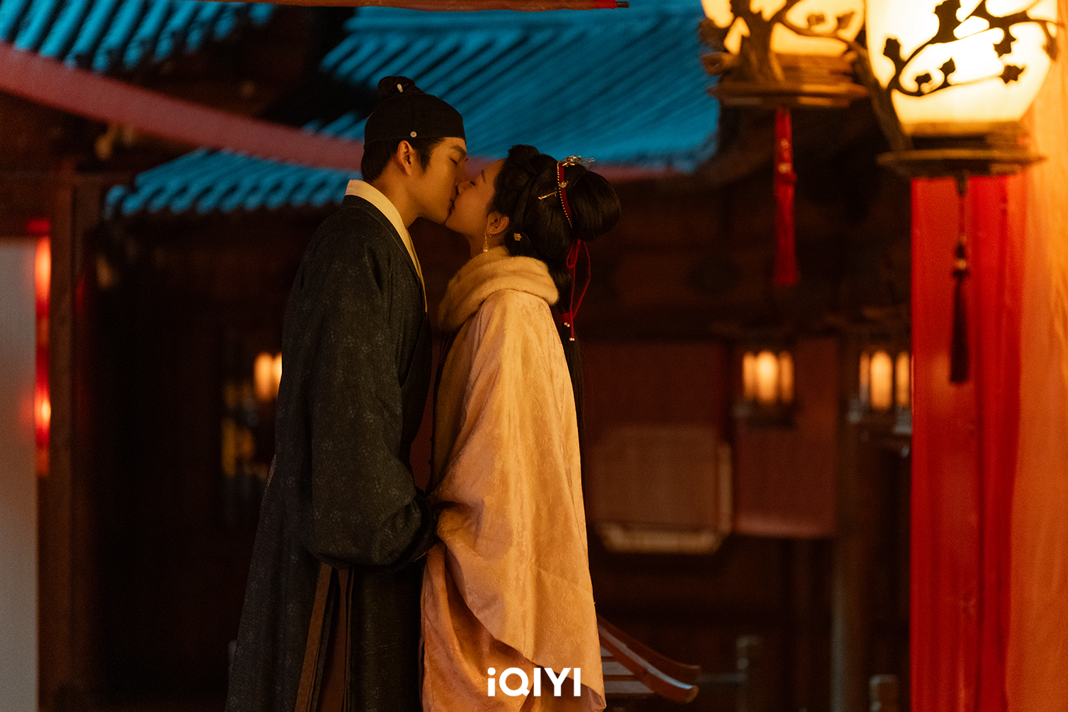 楊紫(右)、韓東君的甜蜜吻戲衝上熱搜。(圖/愛奇藝國際版提供)