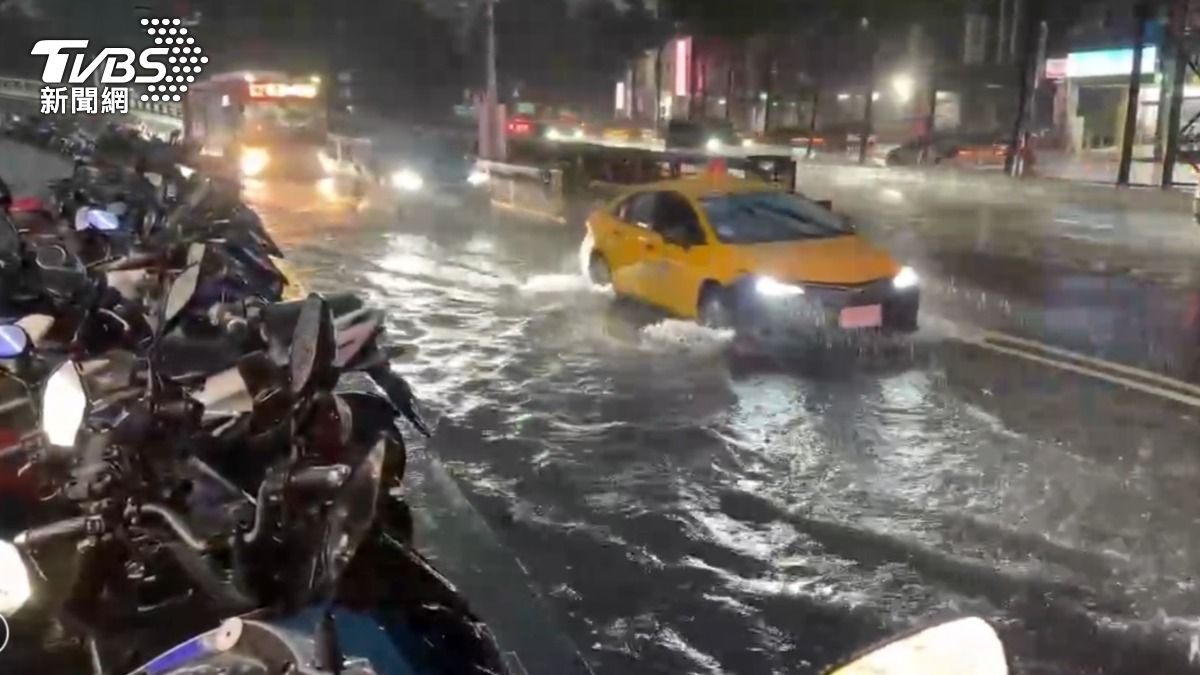 雙北雨彈！華江橋淹水機車騎士「只能用牽的」　未來一週防豪雨。（圖／TVBS）
