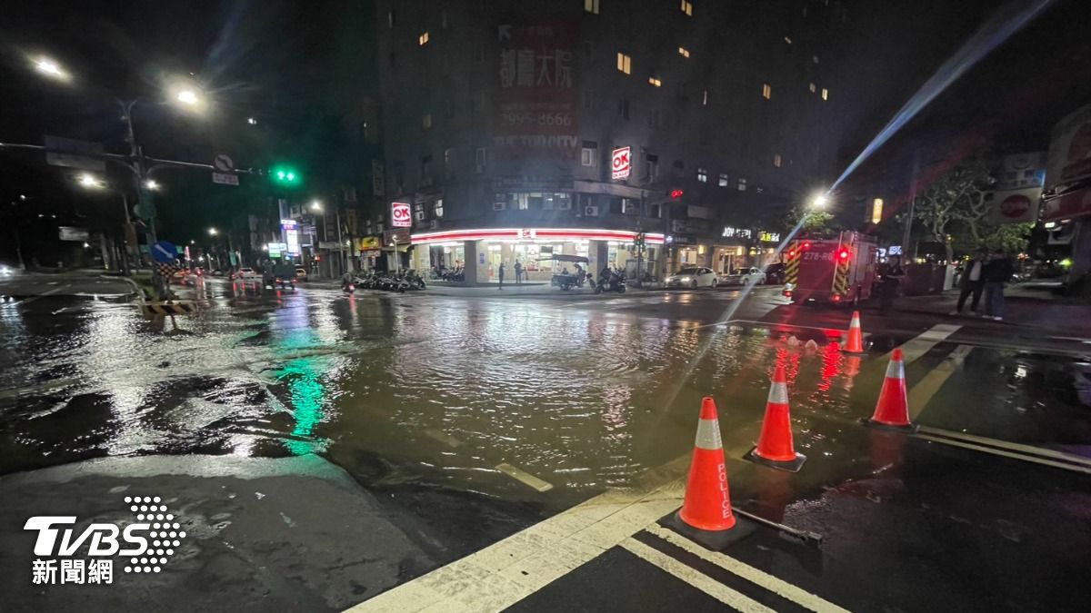 疑水管爆裂!三重深夜路塌嚴重積水 警封鎖現場、水利局搶修
