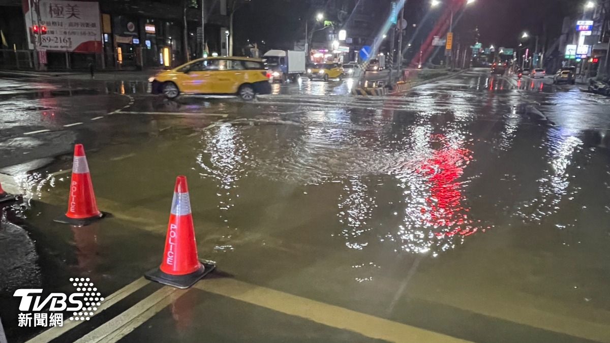 路口路面有明顯塌陷狀況，疑似因地下自來水管線破裂，導致大量自來水湧出。（圖／TVBS）