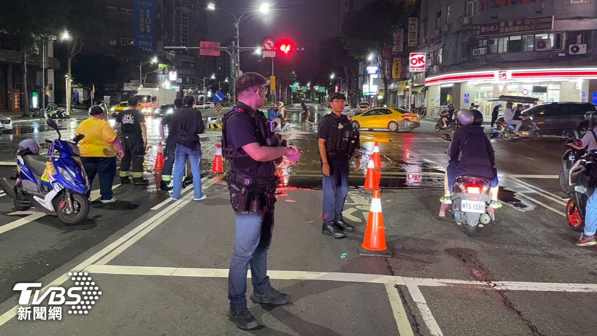 三重分局警力第一時間於現場設立阻隔器材，並持續在場維持交通秩序、疏導往來車輛。（圖／TVBS）