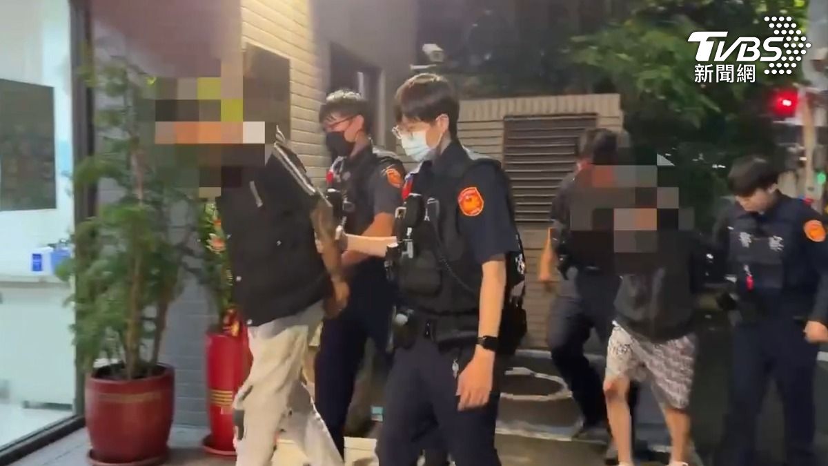 警方於今(5)日凌晨0時許將徐(右)、黃(左)2嫌依法逮捕帶回派出所偵辦。(圖/TVBS)