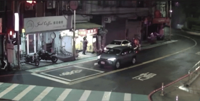 員警盤查過程中,駕駛徐男竟突然拔腿狂奔落跑。(圖/TVBS)