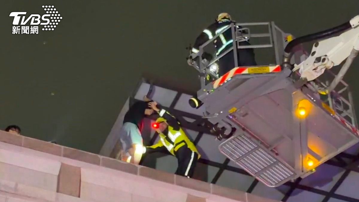 高雄透天厝深夜竄火！車庫猛烈燃燒　3人受困雲梯車驚險救出