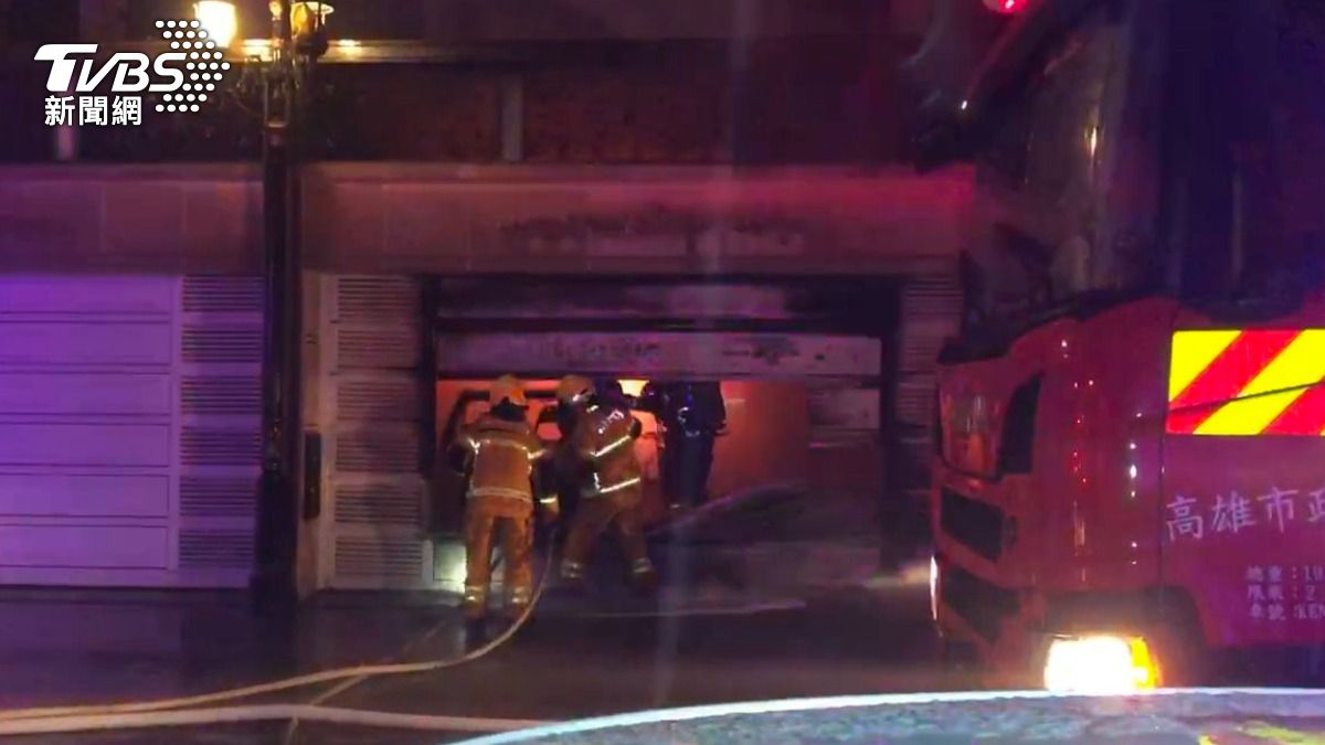 透天民宅5日深夜發生火警，一樓車庫竄出大量濃煙及火光，火勢一度猛烈。（圖／TVBS）