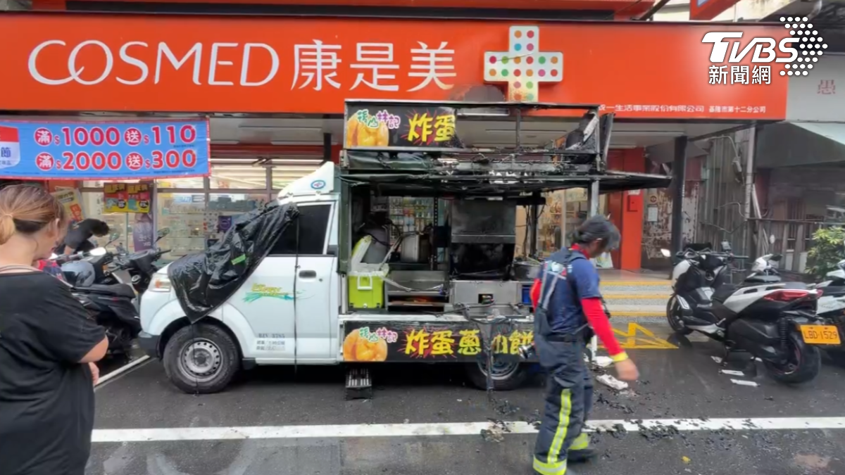 火勢波及旁邊藥妝店。（圖／劉欣逵攝）