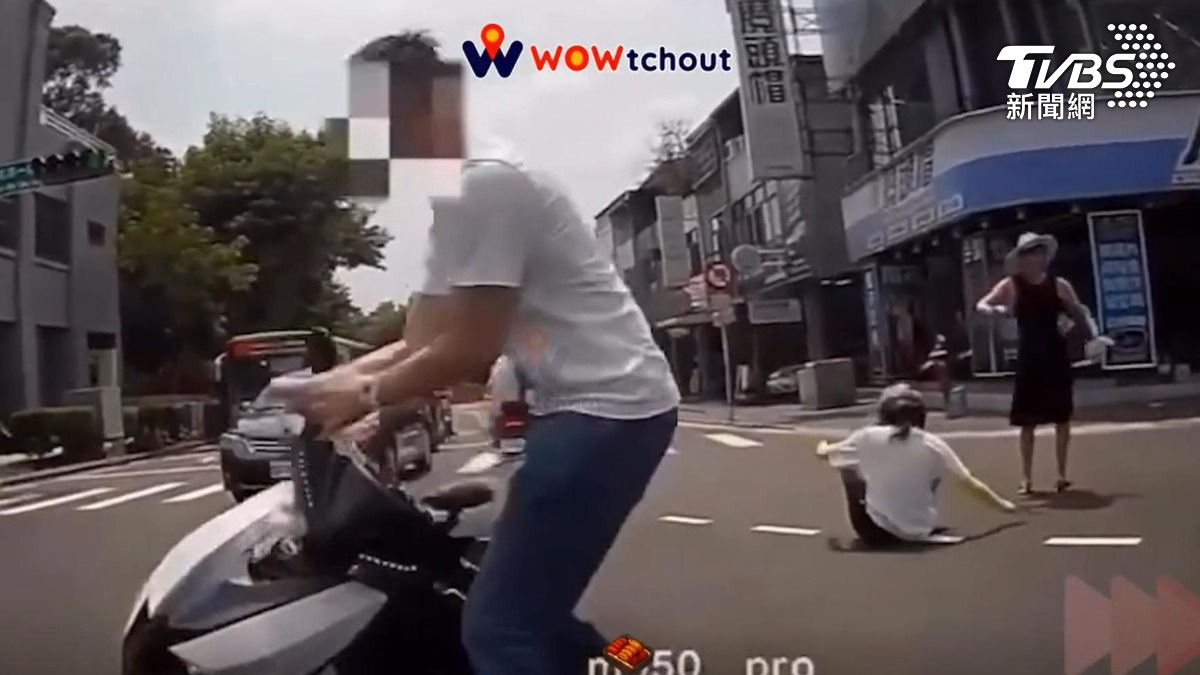 好心扶車反釀禍!忘做「1動作」機車狂衝 無辜騎士遭殃。(圖/民眾提供)