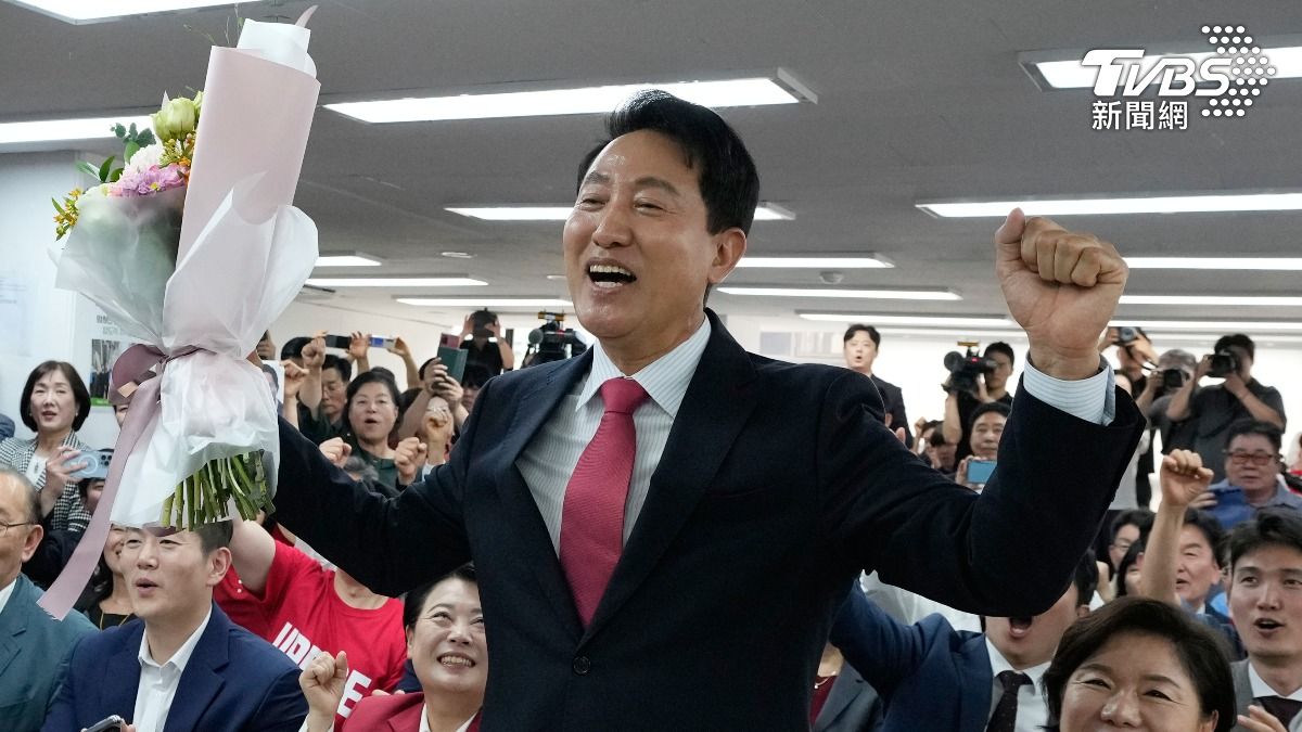 南韓首爾市長國民力量候選人吳世勳4日在首爾競選辦公室慶祝勝選。(圖/達志影像美聯社)