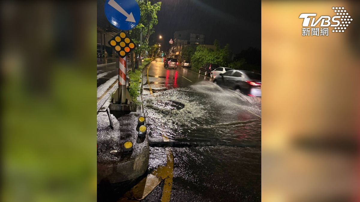 桃園蘆竹富國路二段,路面積水,導致一名母親騎車載著兒子,打滑自摔。(圖/TVBS)