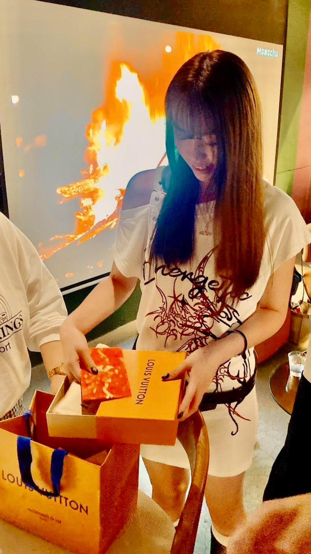 米塔18歲生日收到紅包以及名牌禮物,讓她開心不已。(圖/翻攝自Ivy與國華的生活臉書)