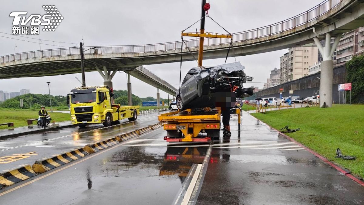 轎車疑似打滑,衝上分隔島後撞貨車,導致貨車翻覆。 (圖/TVBS)