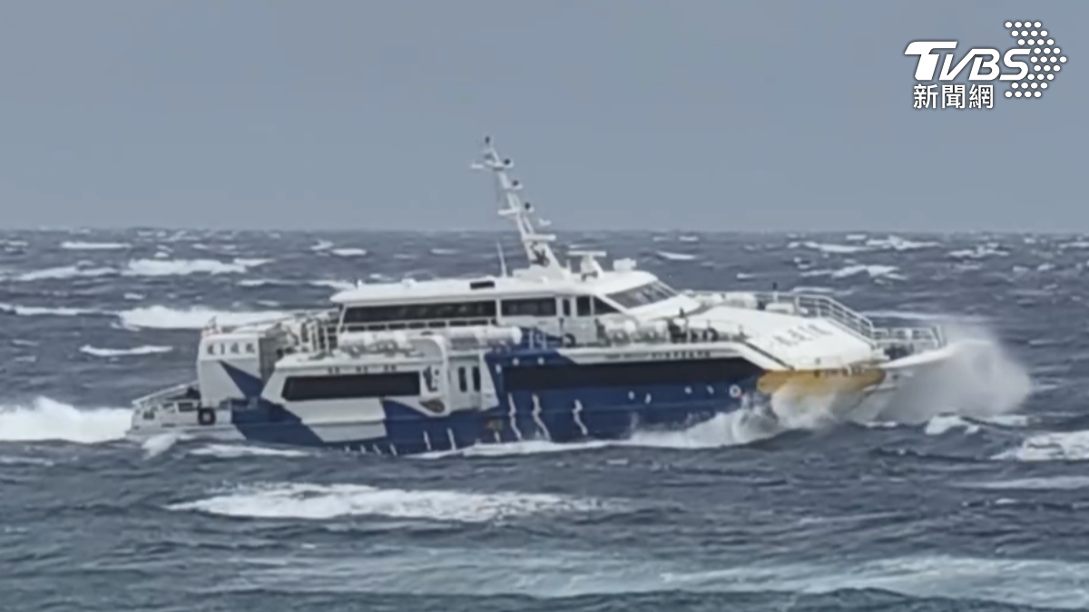綠島地區從4日起風浪明顯增強，狂刮6級風，導致海上交通大受影響（圖／翻攝 threads@linguowenl）