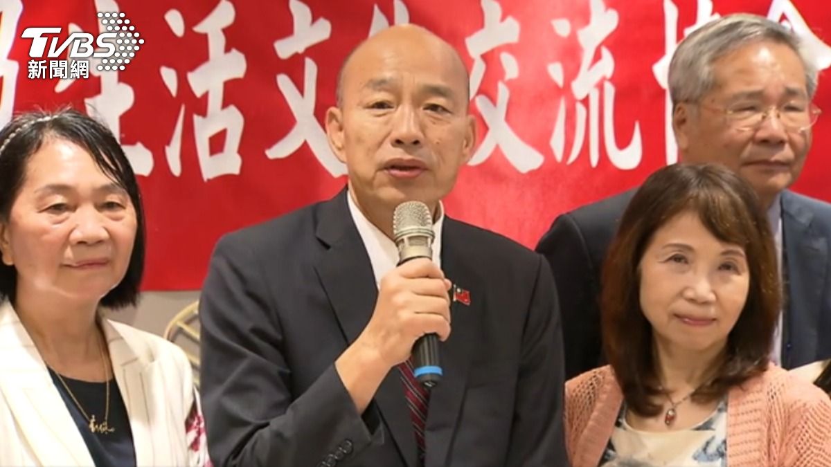 韓國瑜以「賣菜郎」身分與基層對話,提醒台灣必須正視糧食與能源自主安全。(圖/TVBS)