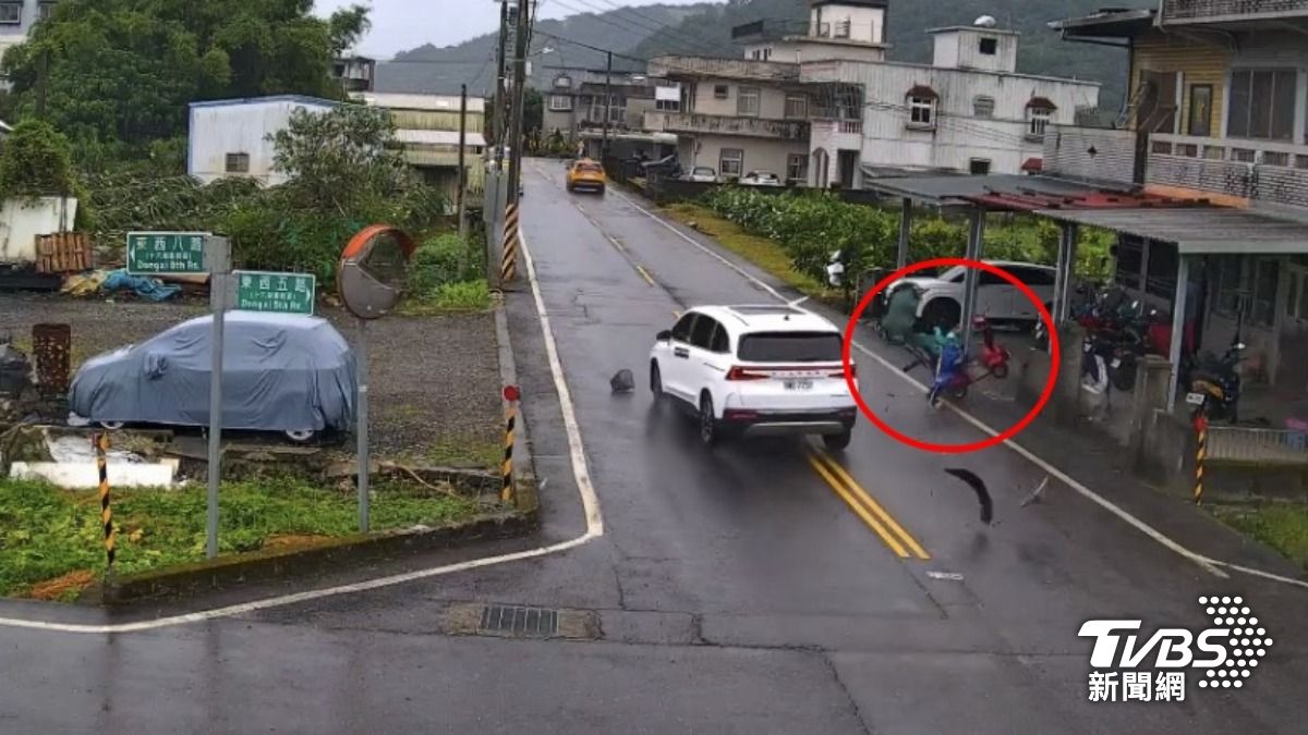 有片/宜蘭年輕媽載3孩猛撞電動代步車 8旬嬤噴飛遭輾慘死