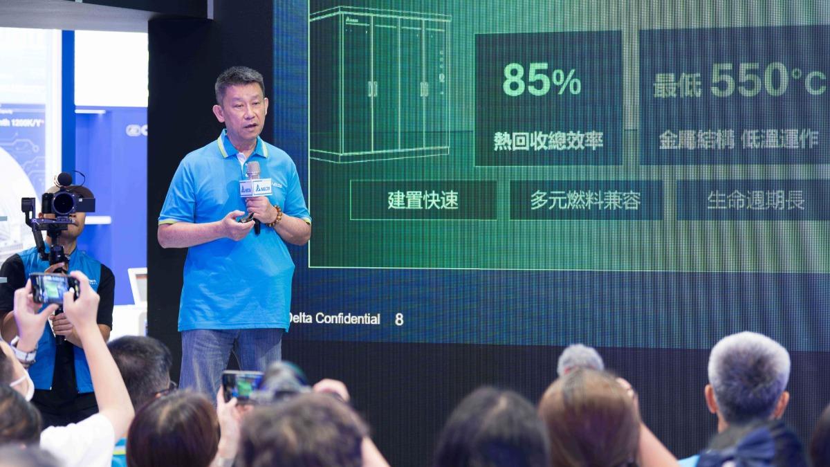 台達董事長暨執行長鄭平分享微電網趨勢和AI資料中心預製型方案。（圖／台達電提供）