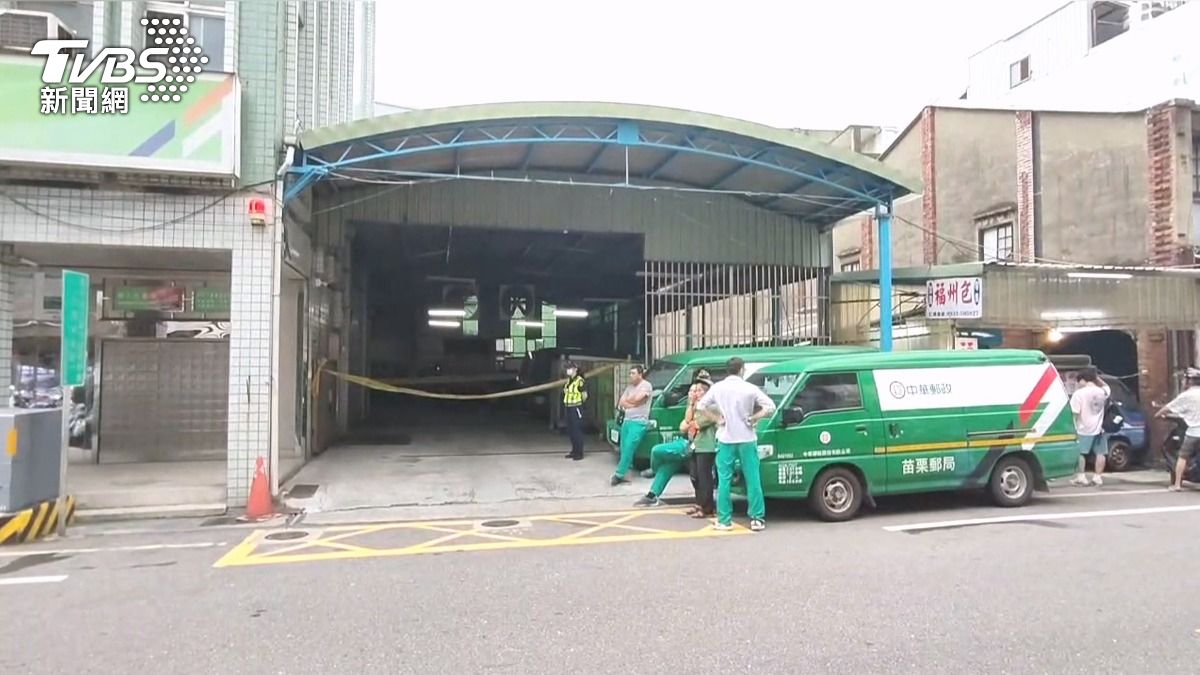 苗栗男持刀狂砍10刀 郵局外包員倒血泊亡。(圖/TVBS)