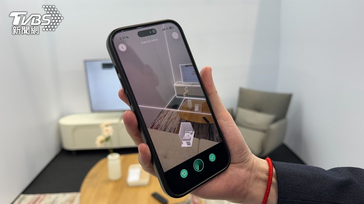 HOMEE AI 的 3D 掃描與點雲運算技術,用手機也可以打造高精度的「數位孿生」空間。(圖/謝佩穎攝)
