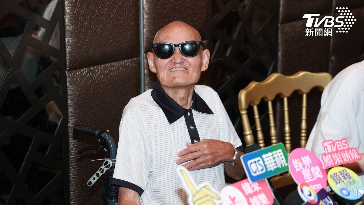 李炳輝坐輪椅受訪,精神狀態非常好。(圖/黃城碩攝)