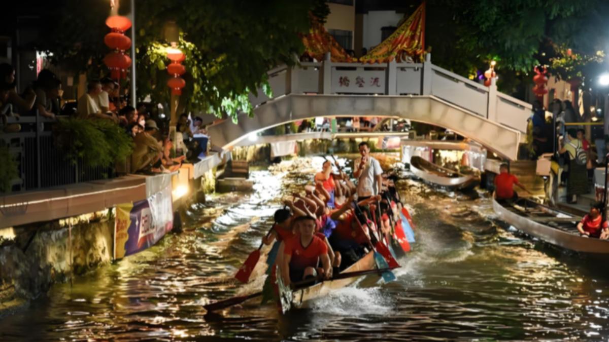 提前三小時卡位等夜訓,廣東佛山叠窖龍舟未開賽先轟動。(圖/百度)
