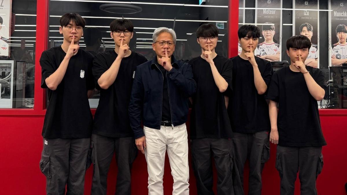 黃仁勳抵韓直奔網咖!同框「電競之神」Faker 相見歡畫面曝