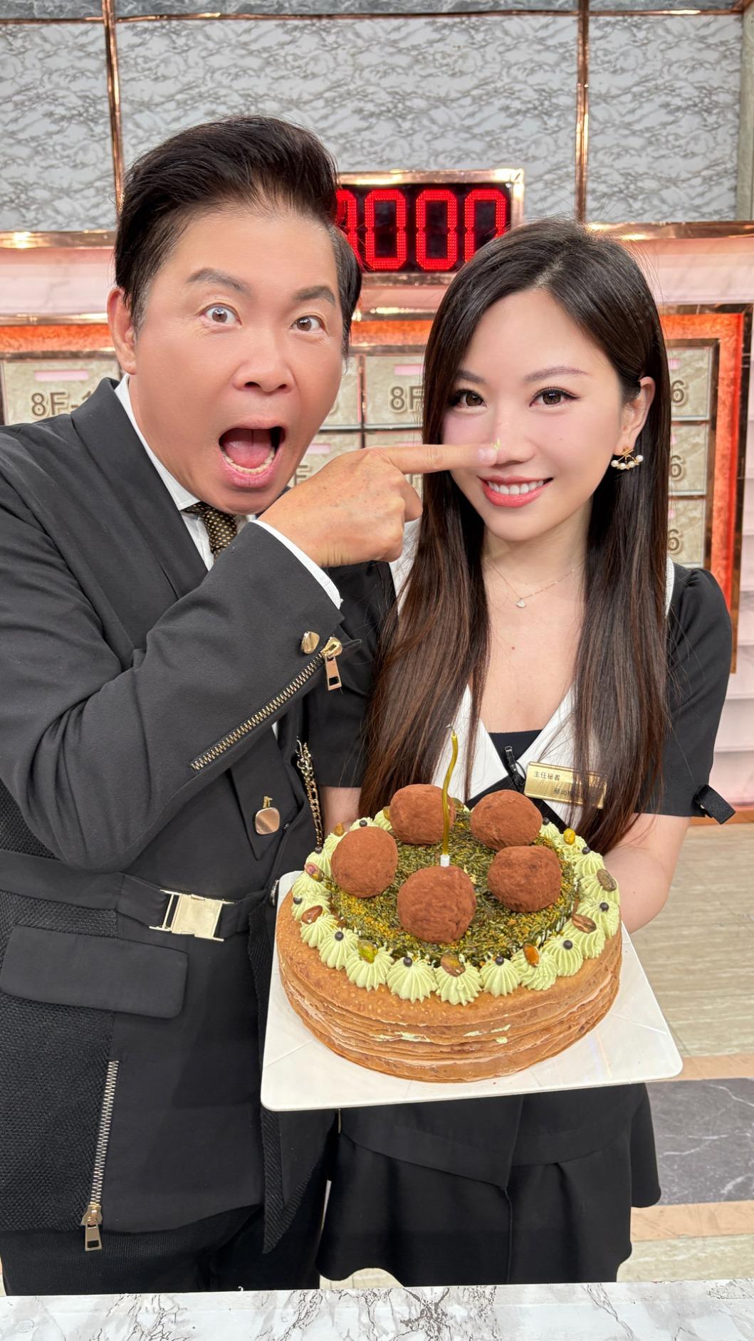 曾國城(左)幫蔡尚樺慶生。(圖/東森提供)