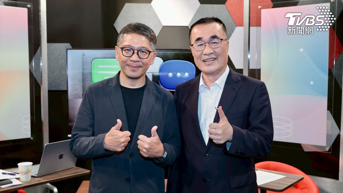 國民黨新北市長參選人李四川接受TVBS新聞網節目《政治一點明》主持人樊啓明專訪。(圖/潘建樺攝)
