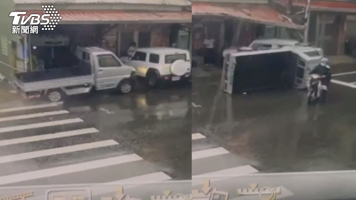 白色吉普車開進騎樓把車停好，才剛剛打開家門，一輛銀色小貨車突然猛力撞上，沿路掃倒整排車，又撞上路燈桿，貨車停下 瞬間側翻（圖／TVBS）