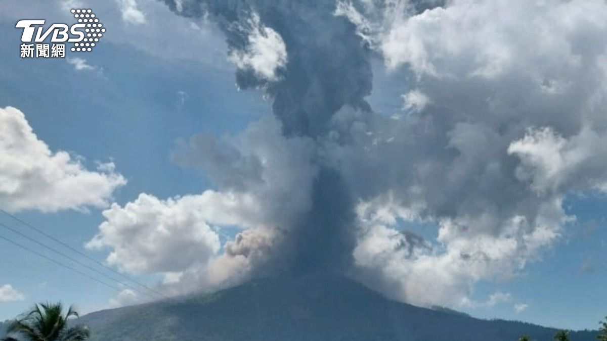 印尼東部火山連噴！火山灰「衝天2.5公里」　當地機場急關閉