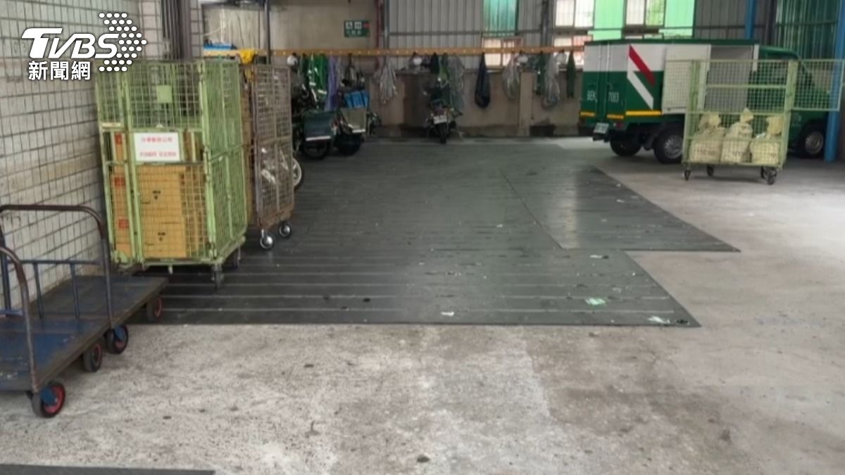 竹南郵局為降低卸貨聲響 卸貨區地面鋪設軟墊