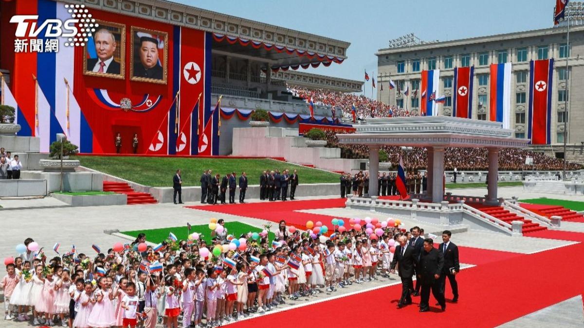 俄羅斯總統普欽訪北韓時,金日成廣場也設置了臨時石造涼亭。(圖/達志影像美聯社)
