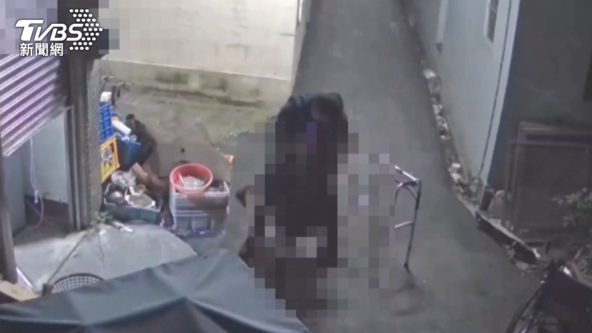 兒子透過遠端監視器發現父親跌坐在自家門口，旁邊還有一個助行器，隨即報警求助。(圖／民眾提供)