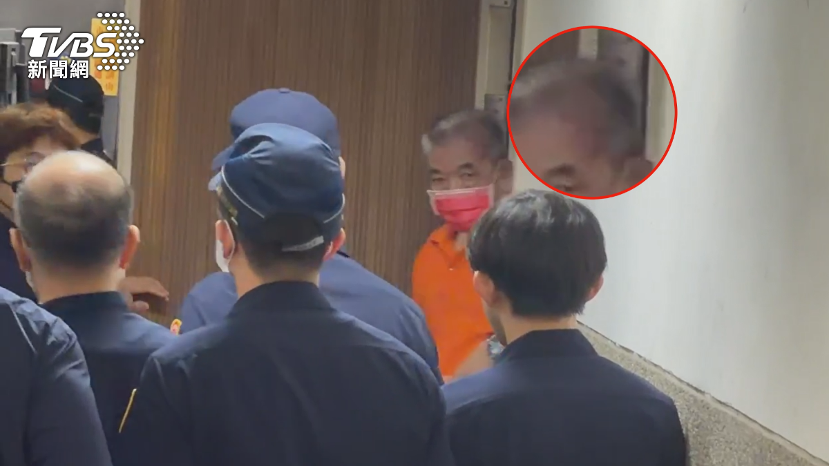 震驚社會的「連續碎屍案」一審宣判，74歲張介宗法院判處三個死刑並褫奪公權終身，法庭現場死者家屬難掩悲憤情緒，當庭暴衝痛毆張介宗，導致他頭部紅腫瘀青（圖／TVBS）