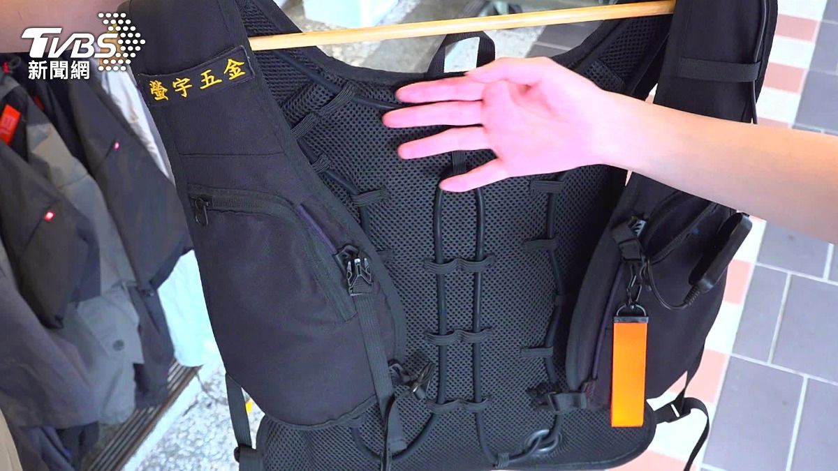 為了減少戶外工作者中暑或熱衰竭的風險,政府推出風扇衣和水冷福等防護具,最高補助申請金額80%。(圖/TVBS)