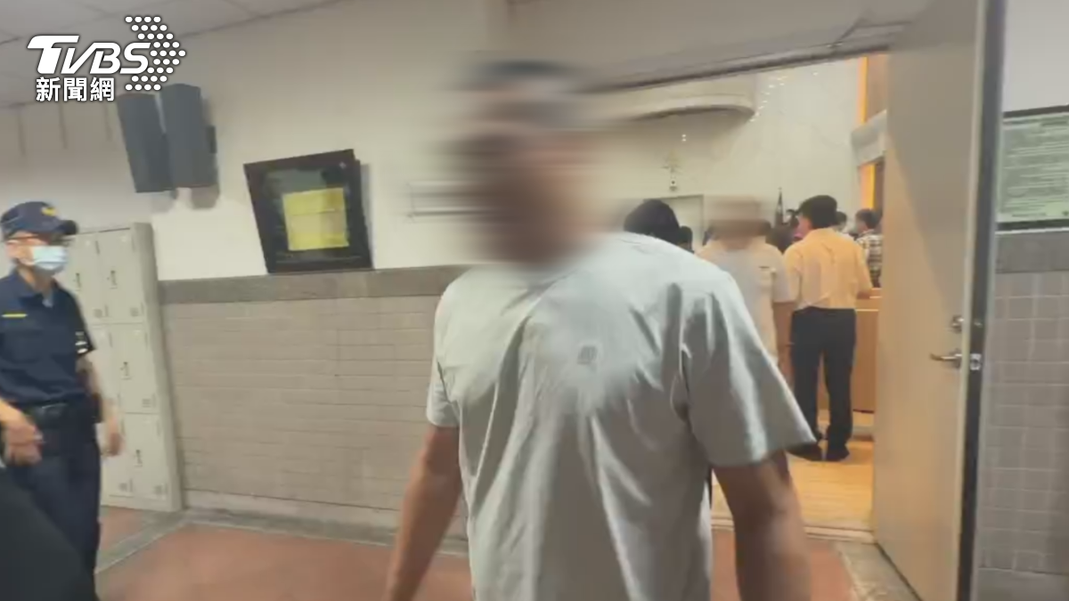 74歲的張介宗在國民法庭的審理期間,面對檢方亮出死者頭顱等鐵證,他不但神情淡定、堅不認罪,在宣判時家屬與憤而衝上去毆打張介宗(圖/TVBS)