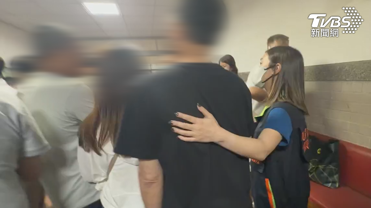 宣判當日,這名家屬再度氣憤衝上前毆打張介宗。律師陳宏哲表示,情感上能理解家屬為何會這麼做(圖/TVBS)