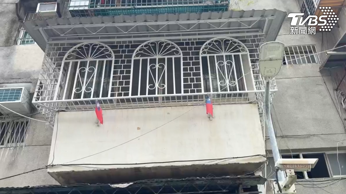 當初張介宗住家對面的住戶,才剛買了房子裝潢好,就傳出對面發生命案,根據了解,屋主夫妻倆原本打算當退休宅,後來還是硬著頭皮住進去(圖/TVBS)