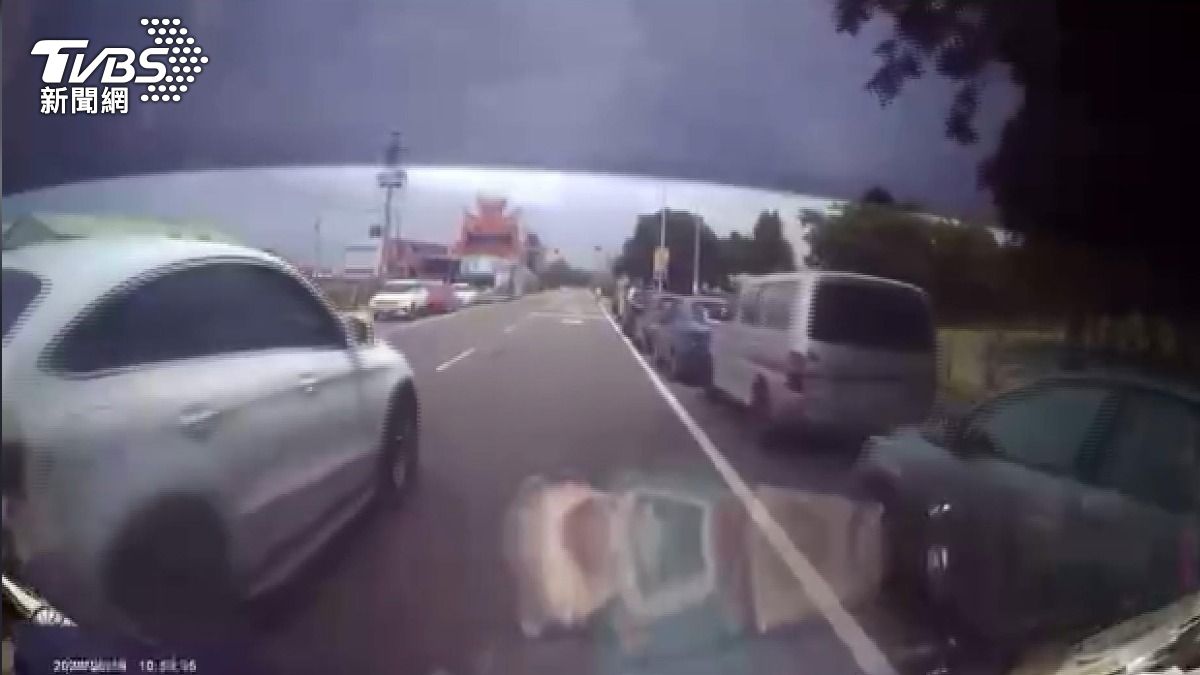 學區停讓行人 竟遭逆向逼車嗆聲