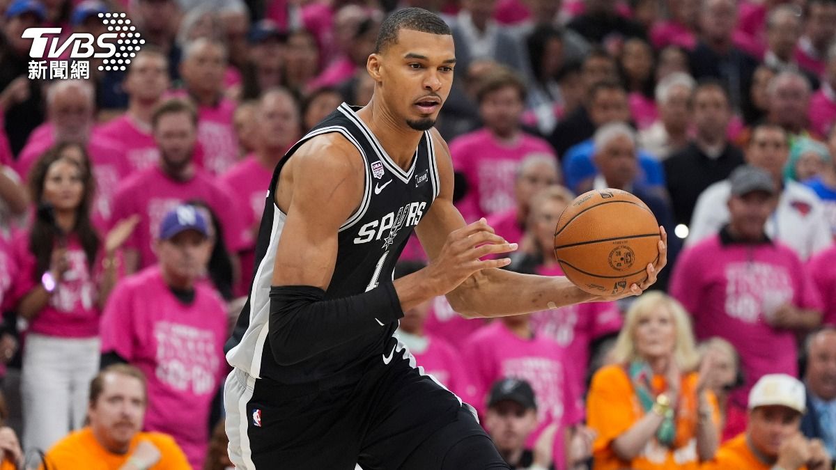 NBA/冠軍賽G1插曲!球迷「亂入自拍」 遭處終身不得進場
