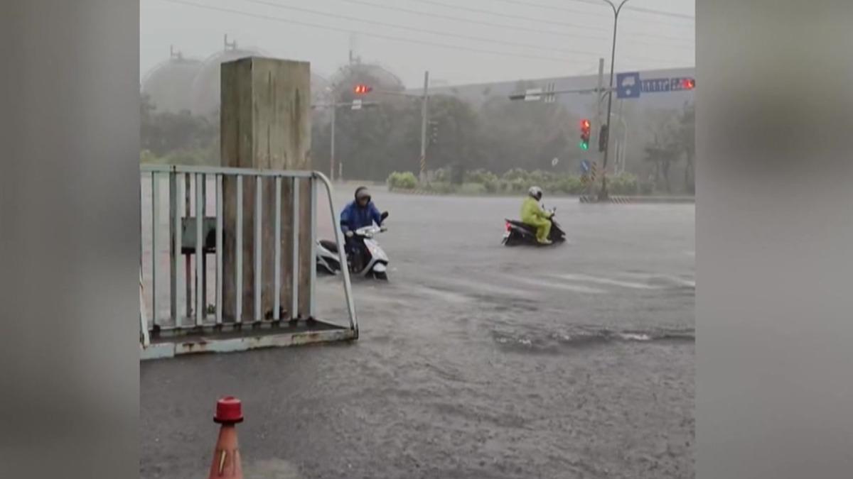 強降雨排水不及,高雄沿海路積水半個輪胎高,騎士被迫牽行。(圖/Threads:quan1111c)