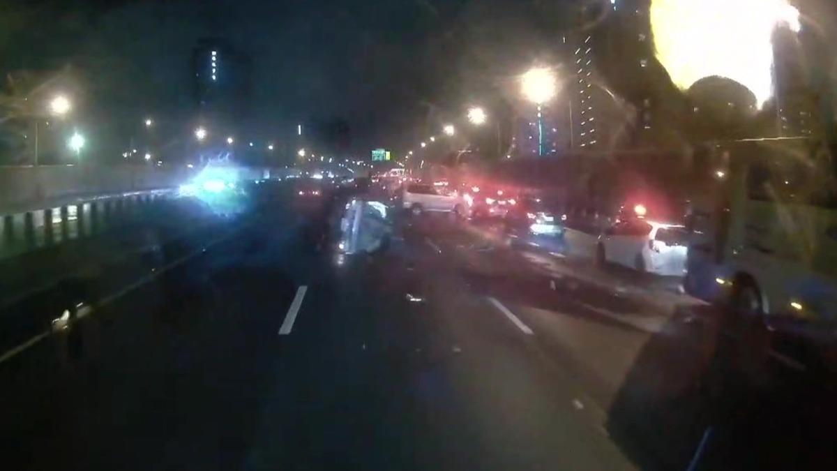 遊覽車追撞前方車輛，小貨車遭撞飛側翻路中。（圖／張家班道路救援社群）