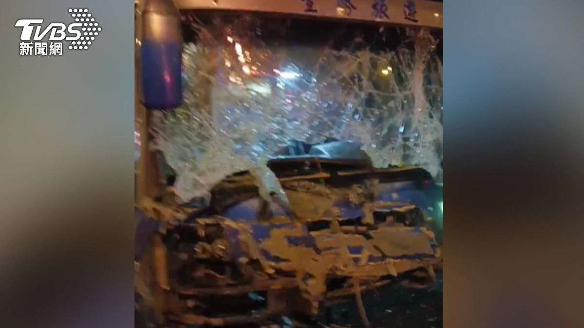 遊覽車車頭撞爛，面目全非，車上返鄉國軍弟兄急下車。（圖／TVBS）
