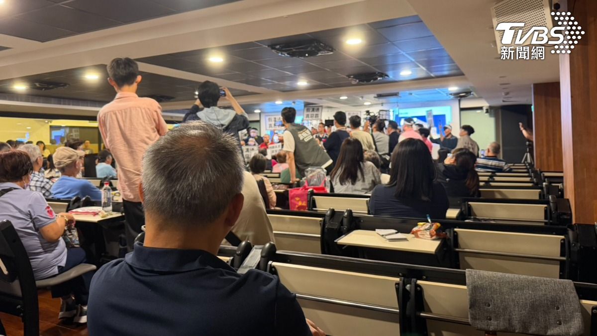 在地里長跟居民與北檢第二次的說明會。（圖／TVBS）