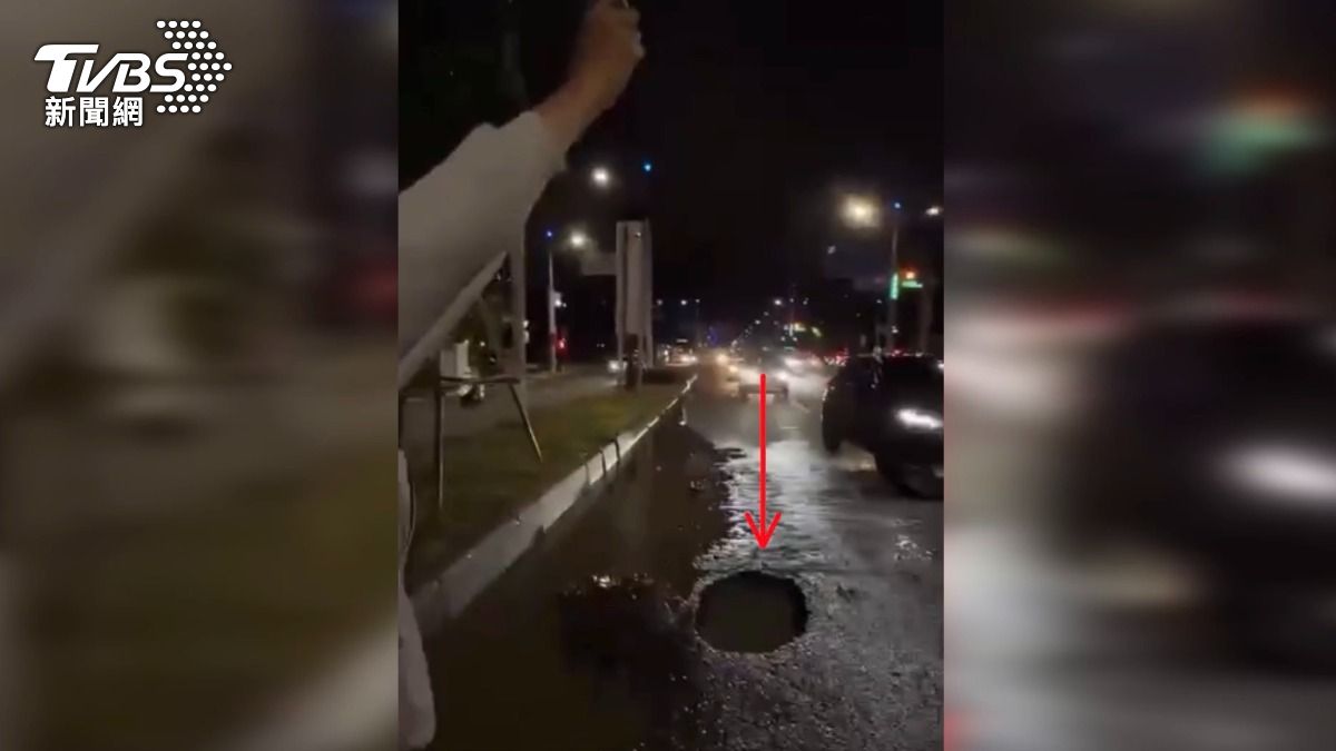 5日晚間21時22分接獲民眾報案，指出左營區翠華路與新莊路口快車道往北約20公尺處之內側車道出現一處坑洞，多部行經該處的車輛因輾壓坑洞導致輪胎損壞。（圖／TVBS）