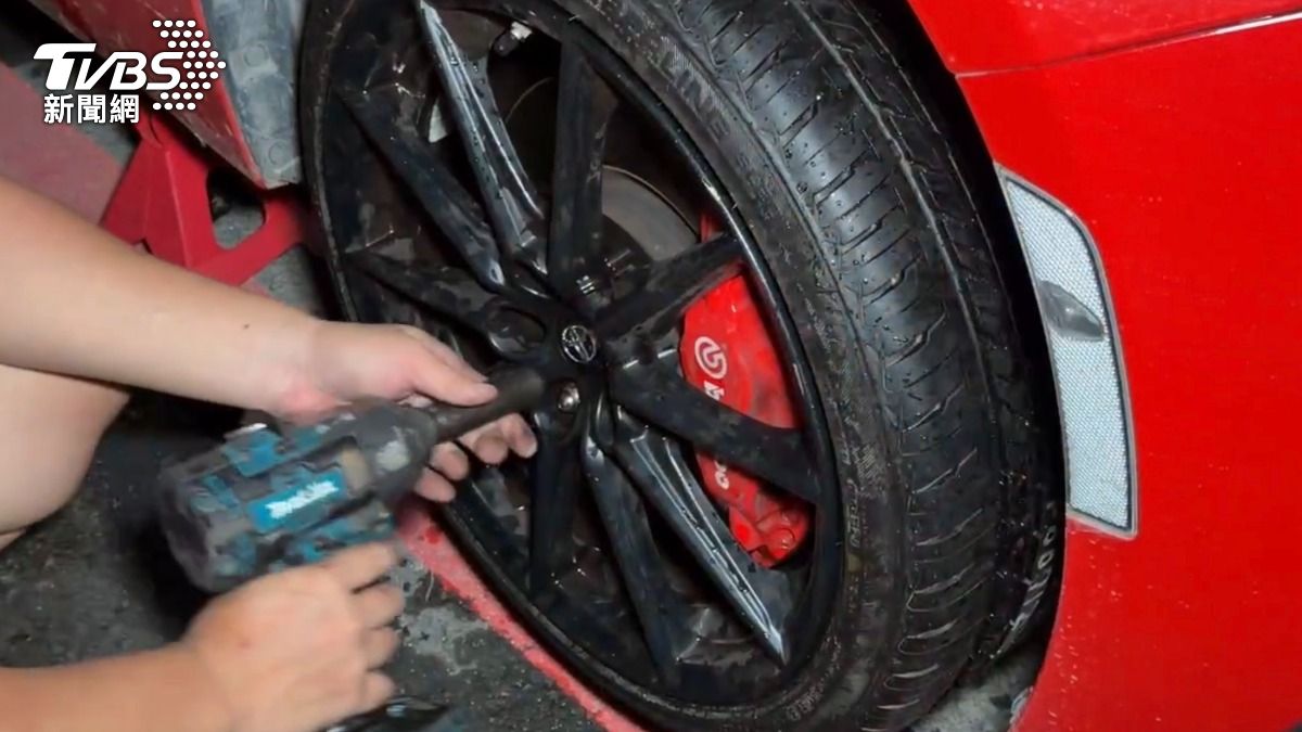 受損的5部車輛車主在現場由道路救援或自行更換備胎後，均已安全駛離現場。其中有車主無奈表示，因輾壓坑洞導致一條輪胎受損，平白損失新台幣4000至5000元。（圖／TVBS）