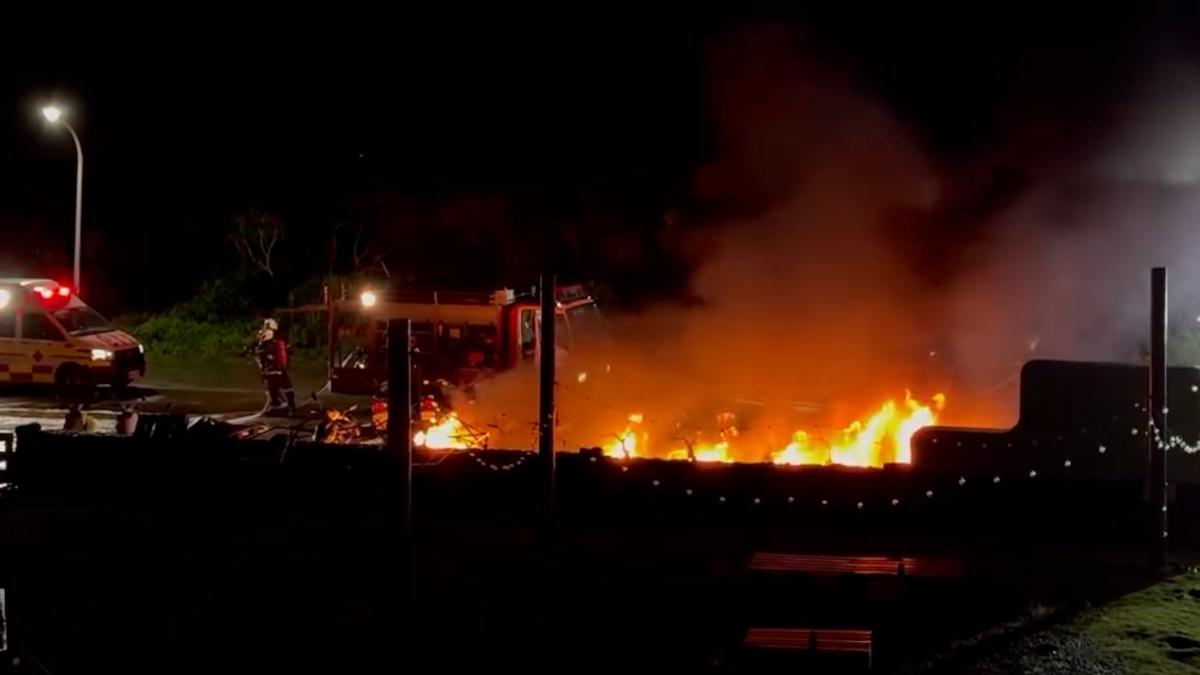 綠島深夜火警!民宿外「整排機車陷火海」 住客探頭看嚇傻