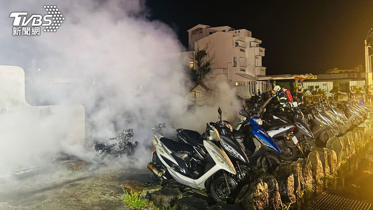 現場共21部機車受損。（圖／TVBS）