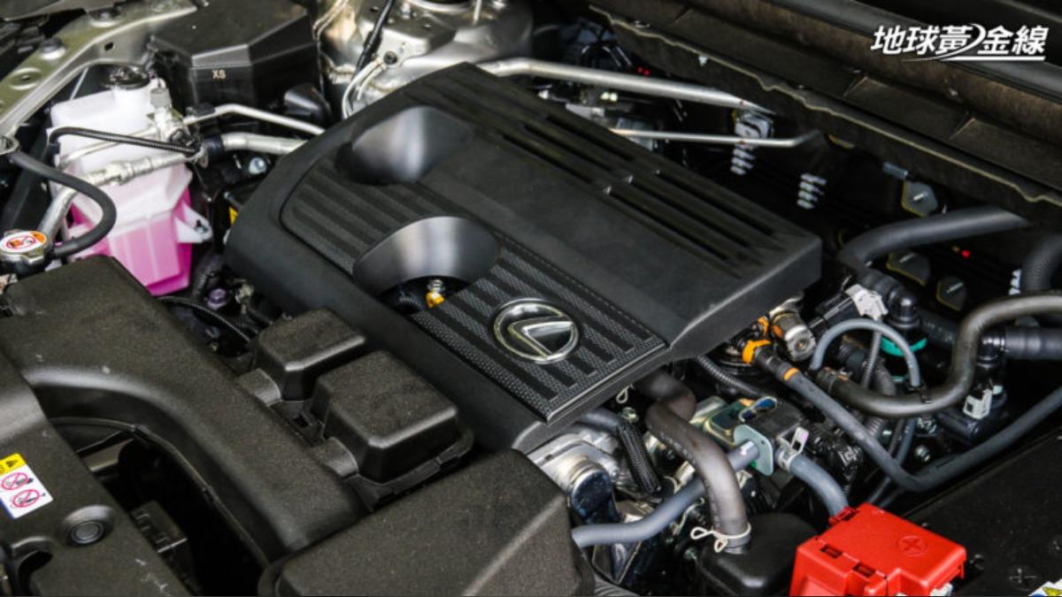 NX200搭載2.0升直列4缸自然進氣引擎,輸出173匹最大馬力與21公斤米峰值扭力。(圖/地球黃金線)