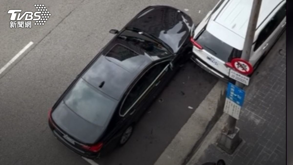 又是喪屍煙彈!台中男毒駕上路恍惚 狂衝停車格撞飛無辜白車