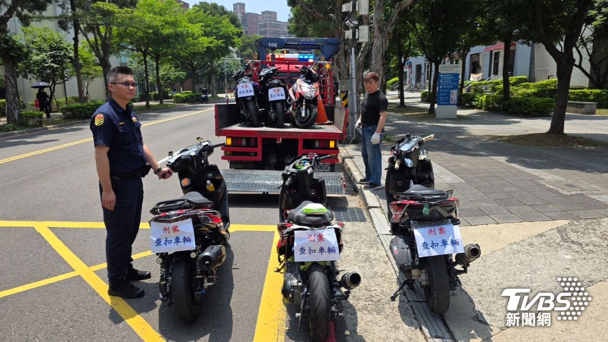 飆車族把馬路當競技場「燒胎竄煙」!警追車逮10人,扣牌扣車。(圖/TVBS)